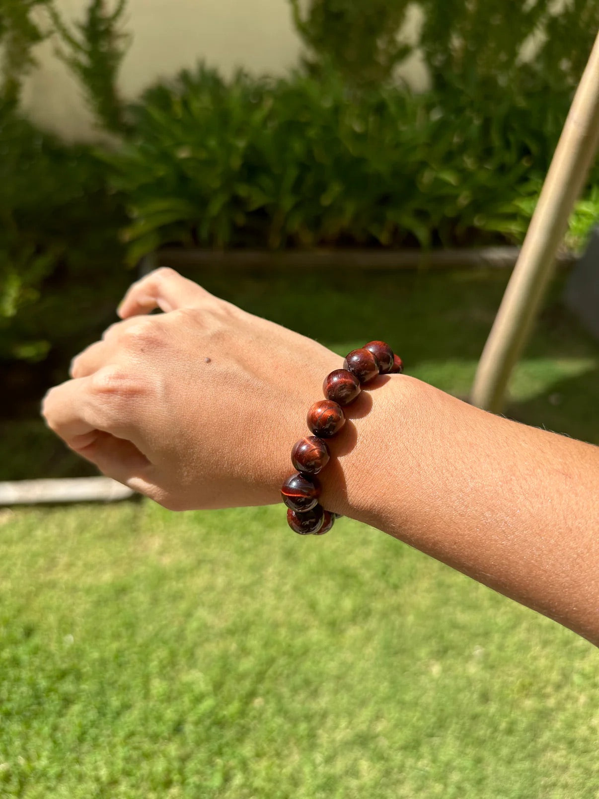 Bracelet minimaliste œil de tigre rouge.