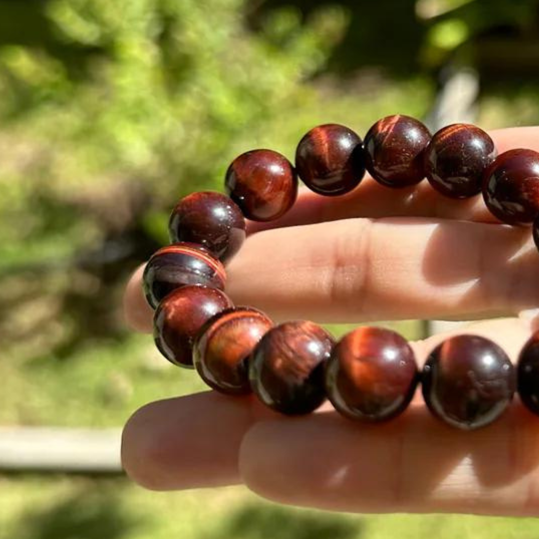 Bracelet minimaliste œil de tigre rouge.