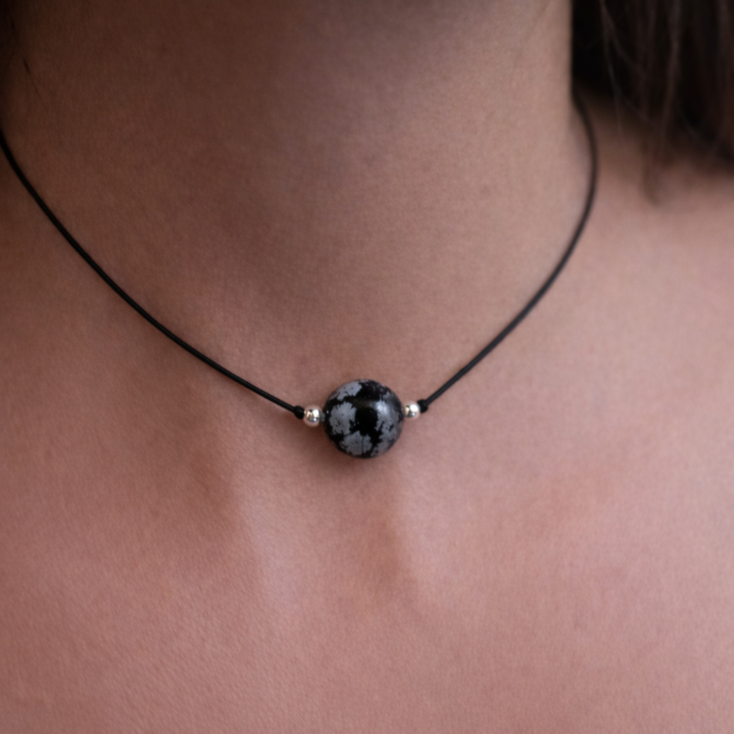 Collier en obsidienne neigeuse pour résoudre les problèmes