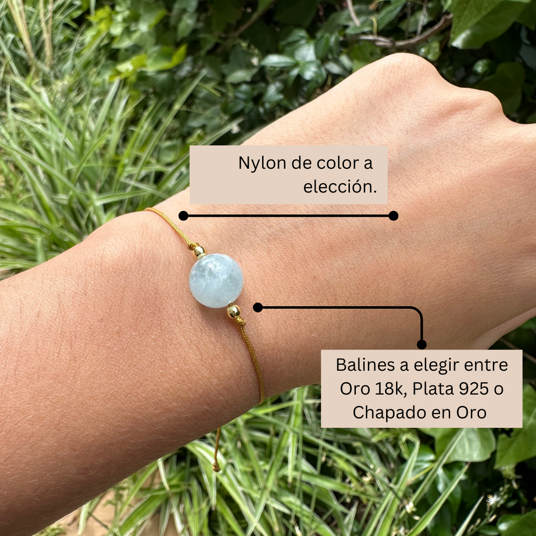 Pulsera de aguamarina en la muñeca – elegancia relajante para el día a día