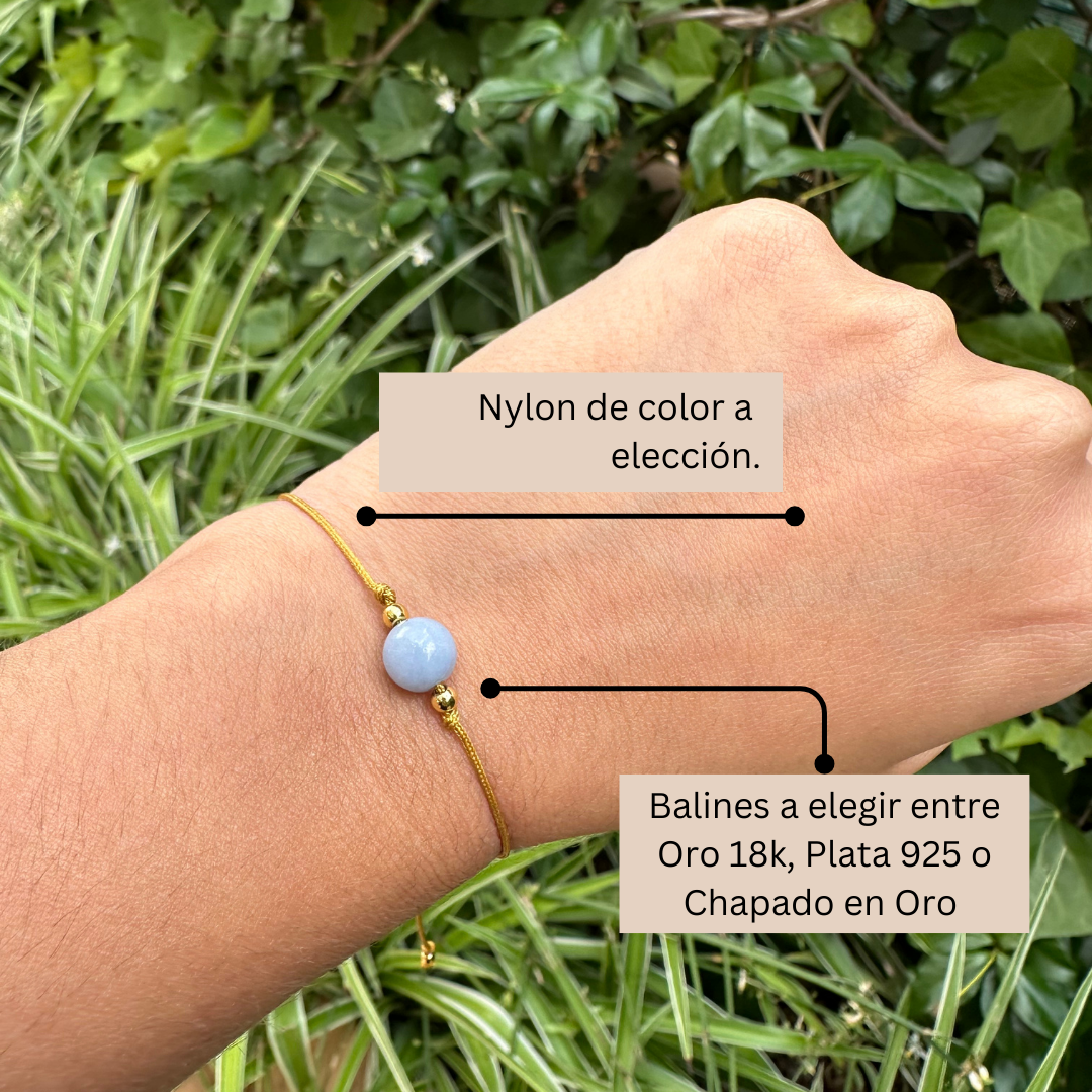 Pulsera de Angelita Azul en la muñeca – símbolo de paz y serenidad