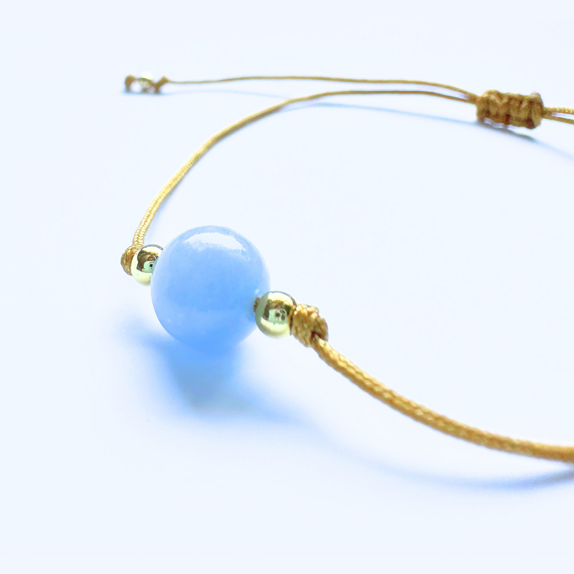 Vista lateral de la pulsera de Angelita Azul – hecha a mano con elegancia