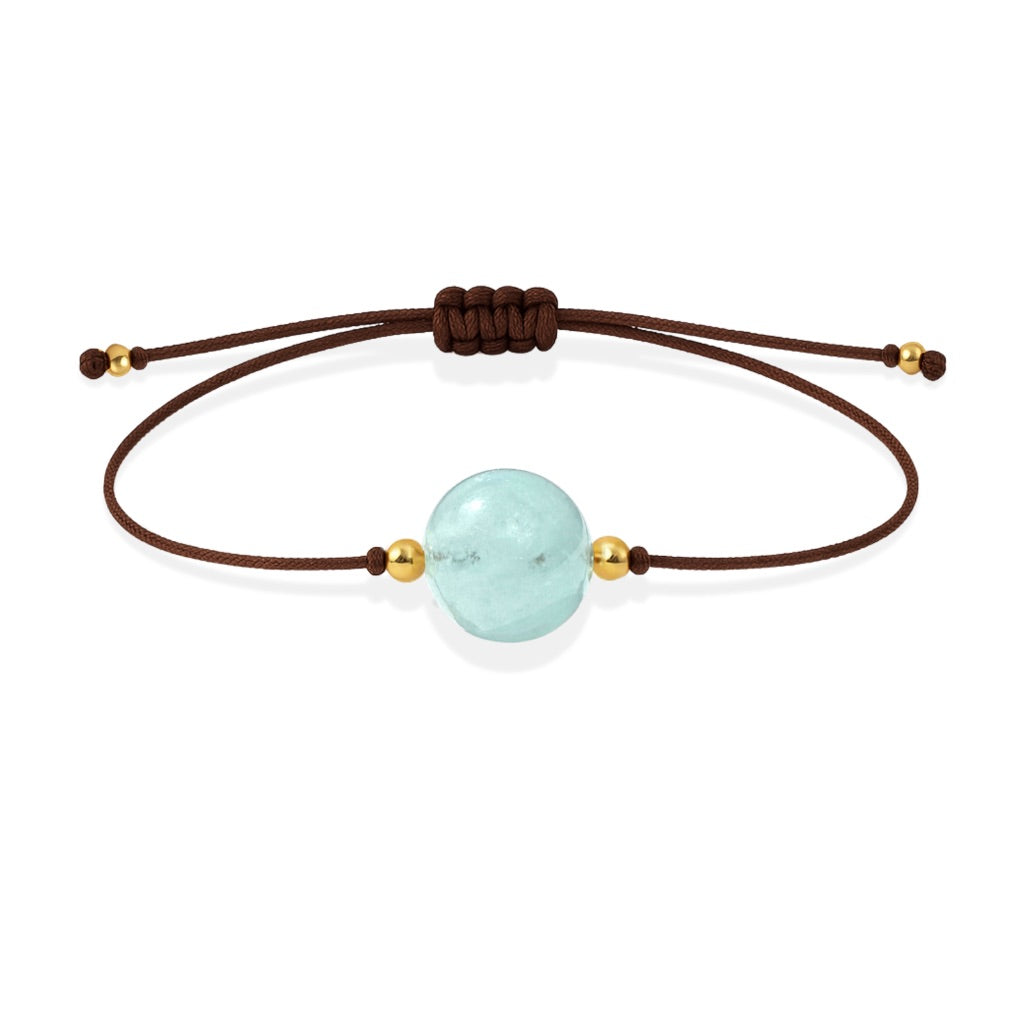 Pulsera de aguamarina natural con hilo marrón y balines en oro de 18 quilates.