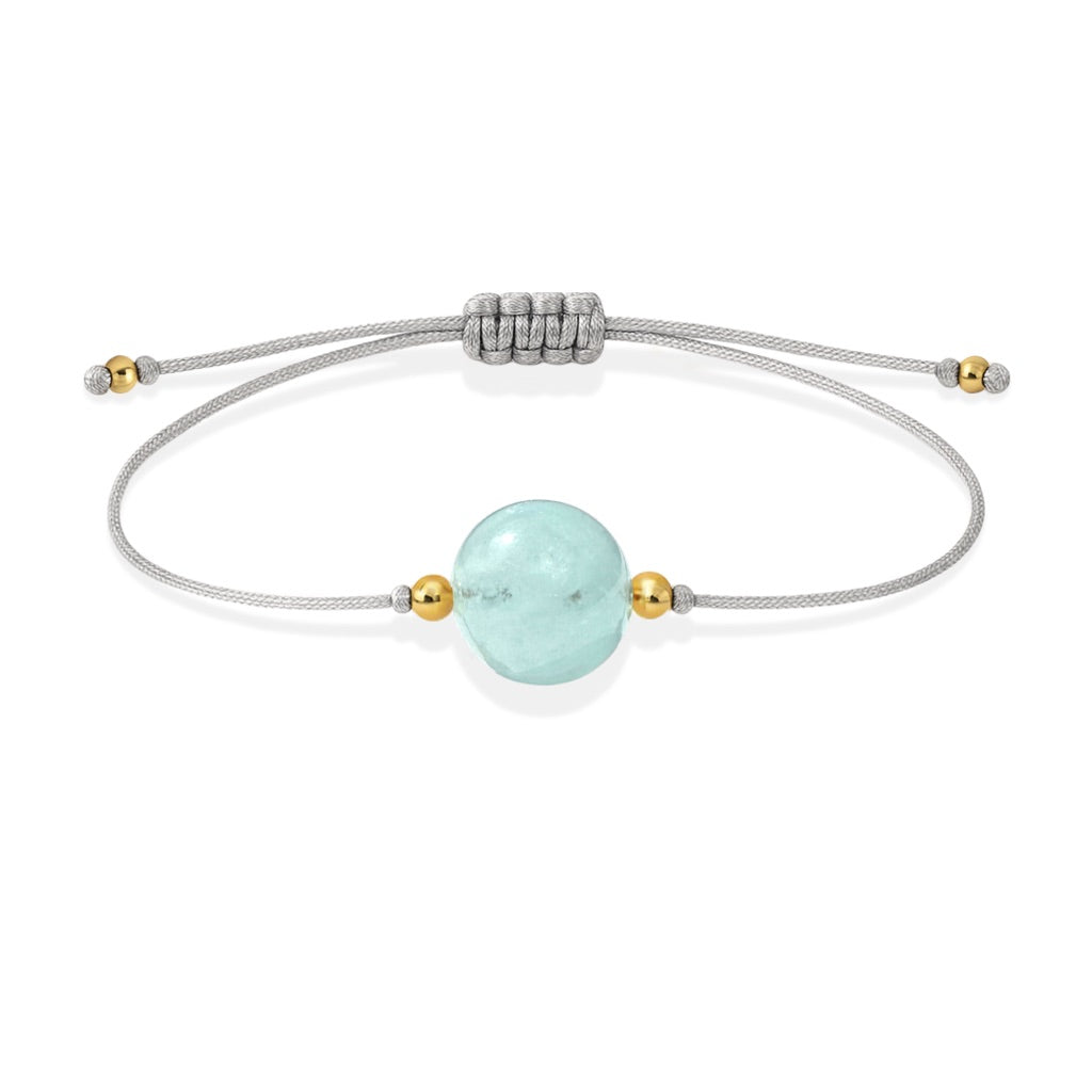 Pulsera de aguamarina natural con hilo plateado y balines en oro de 18 quilates.