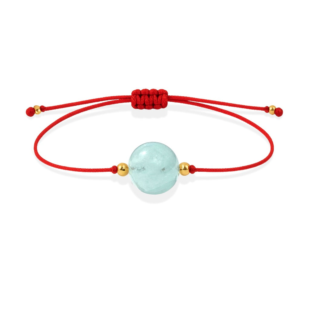 Pulsera de aguamarina natural con hilo rojo y balines en oro de 18 quilates.