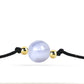 Vista lateral de la pulsera de calcedonia – elegancia artesanal