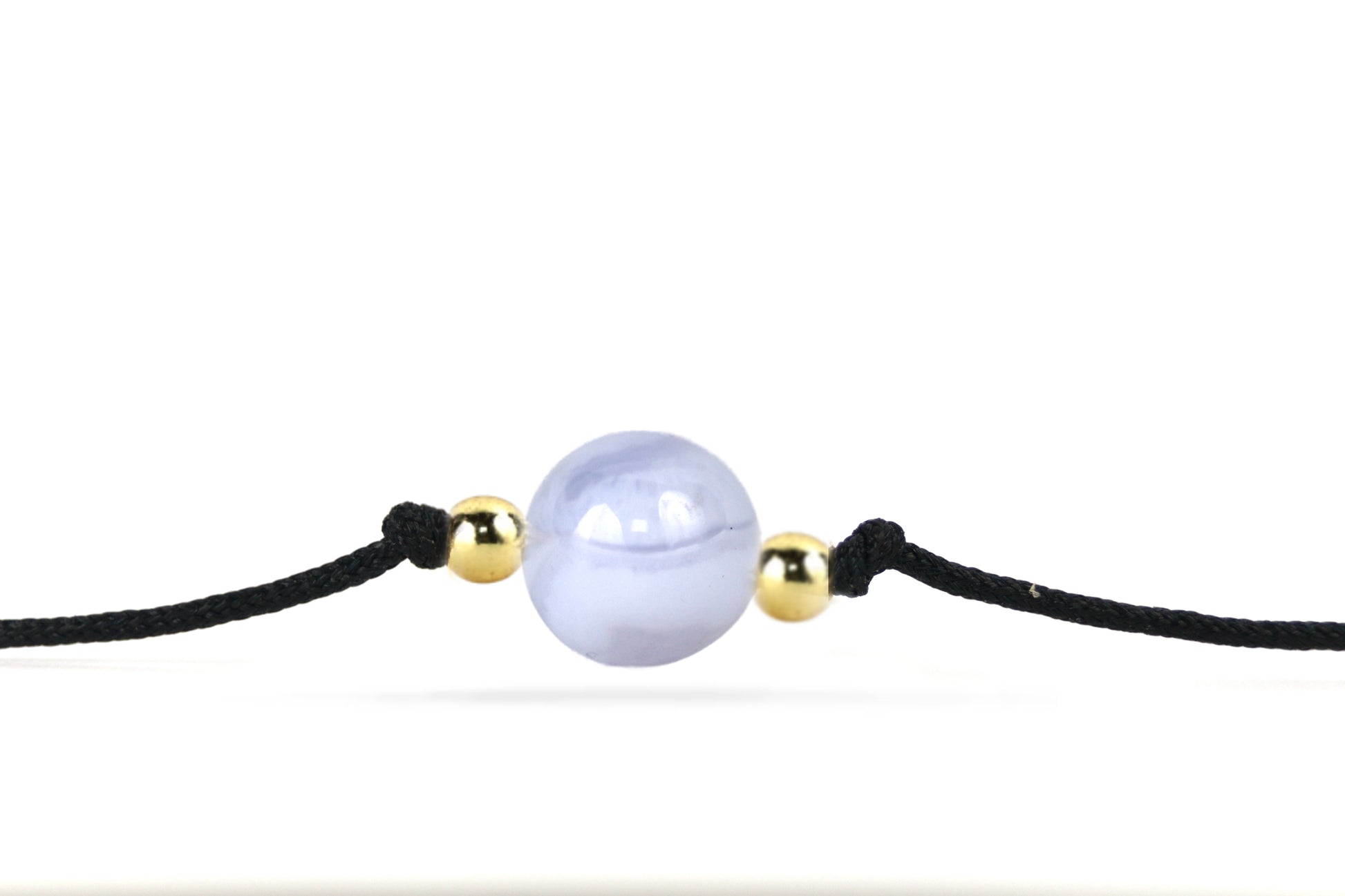 Vista lateral de la pulsera de calcedonia – elegancia artesanal