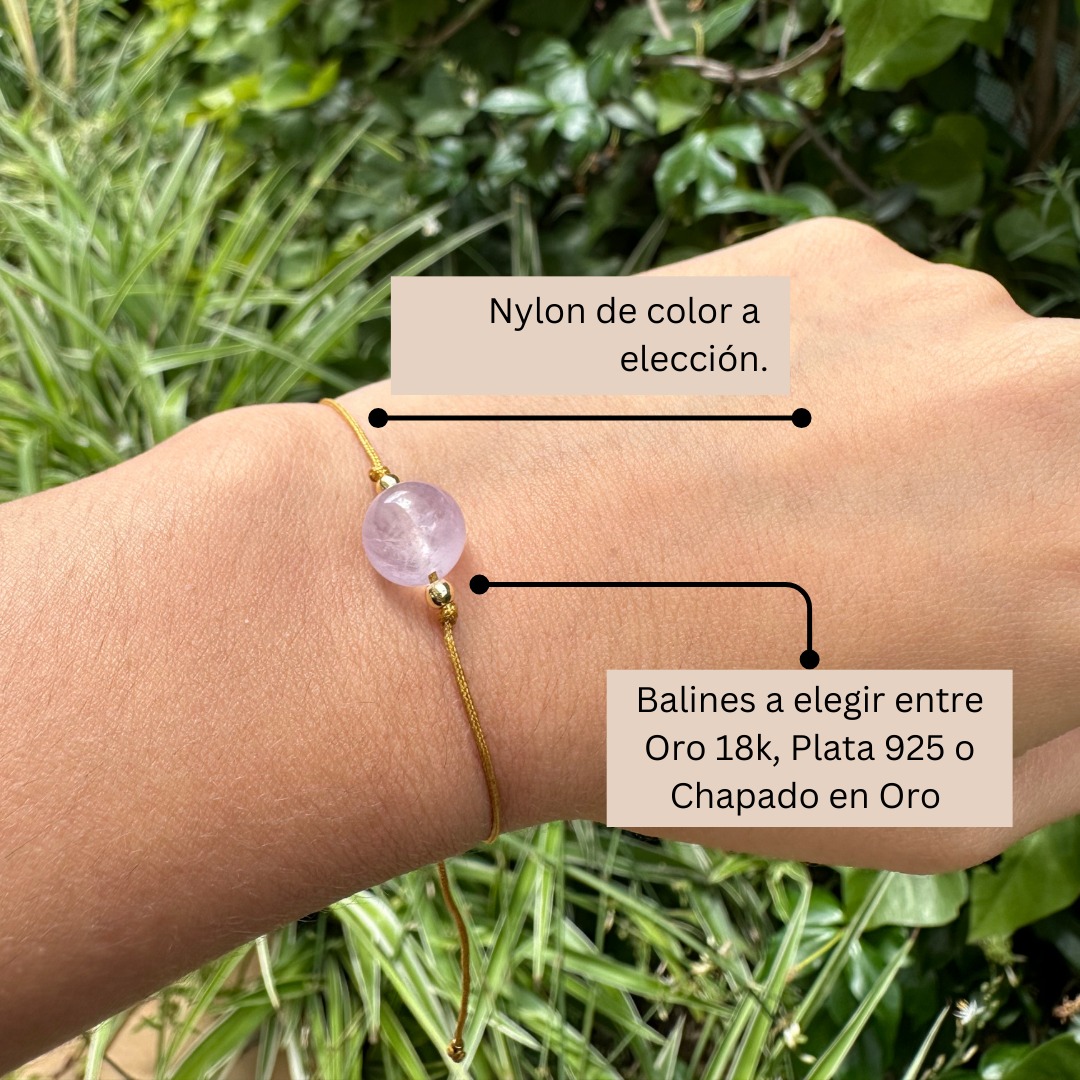 Pulsera de cuarzo rosa en la muñeca – símbolo de amor propio y conexión emocional