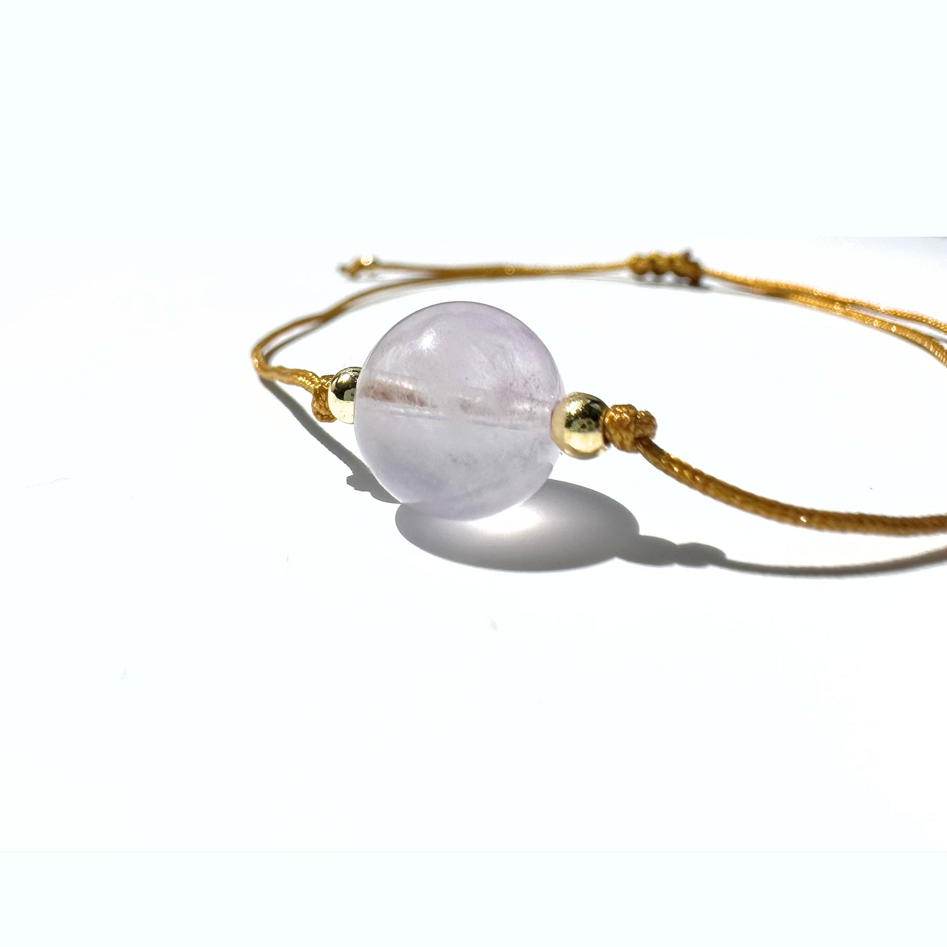 Vista lateral de la pulsera minimalista de cuarzo rosa – piedra de amor y ternura