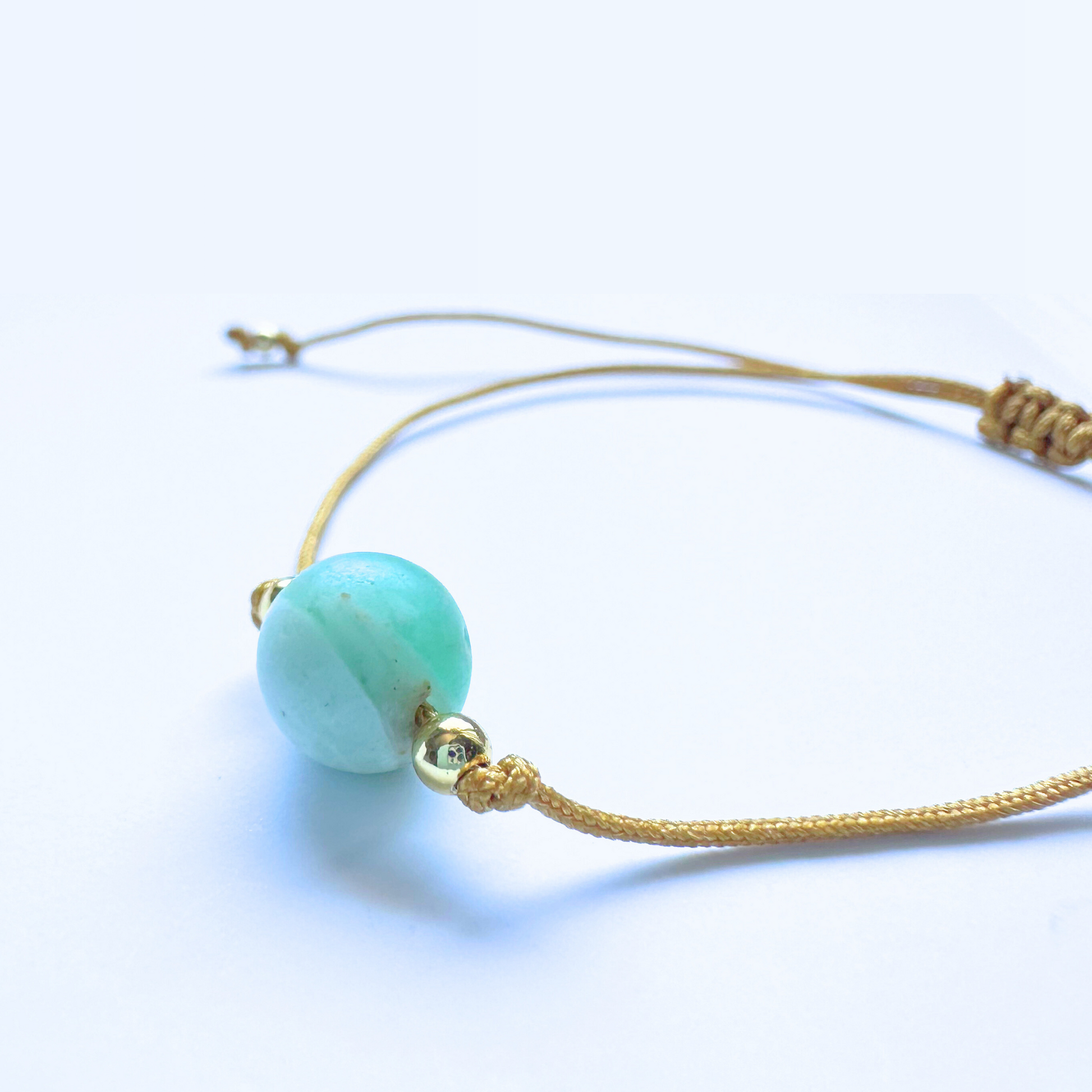 Vista lateral de la pulsera de cuarzo verde – gema natural y brillo sutil