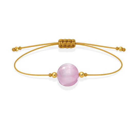 Pulsera de kunzita natural con hilo dorado y balines en oro de 18 quilates.