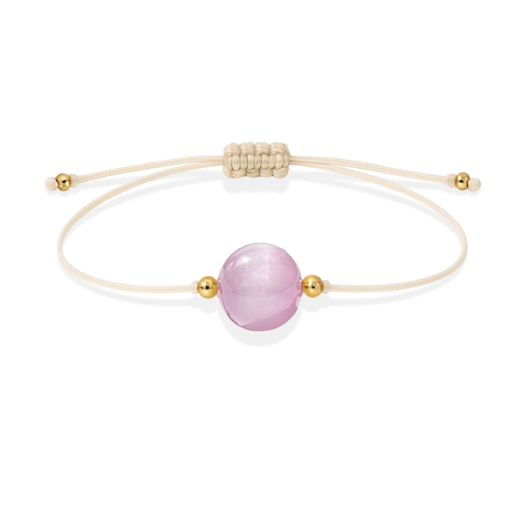 Pulsera de kunzita natural con hilo color hueso y balines en oro de 18 quilates.
