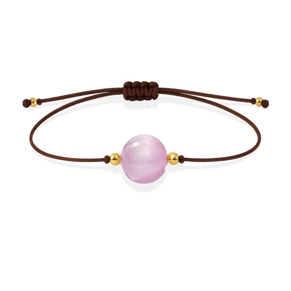 Pulsera de kunzita natural con hilo marrón y balines en oro de 18 quilates.