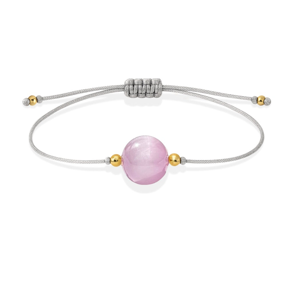 Pulsera de kunzita natural con hilo plateado y balines en oro de 18 quilates.