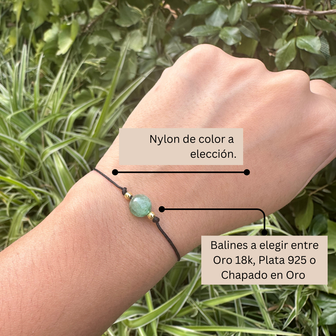 Pulsera de esmeralda en muñeca – piedra de unión, equilibrio y sanación emocional