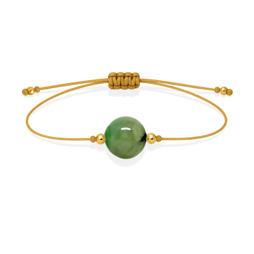 Pulsera de esmeralda natural con hilo dorado y balines en oro de 18 quilates.