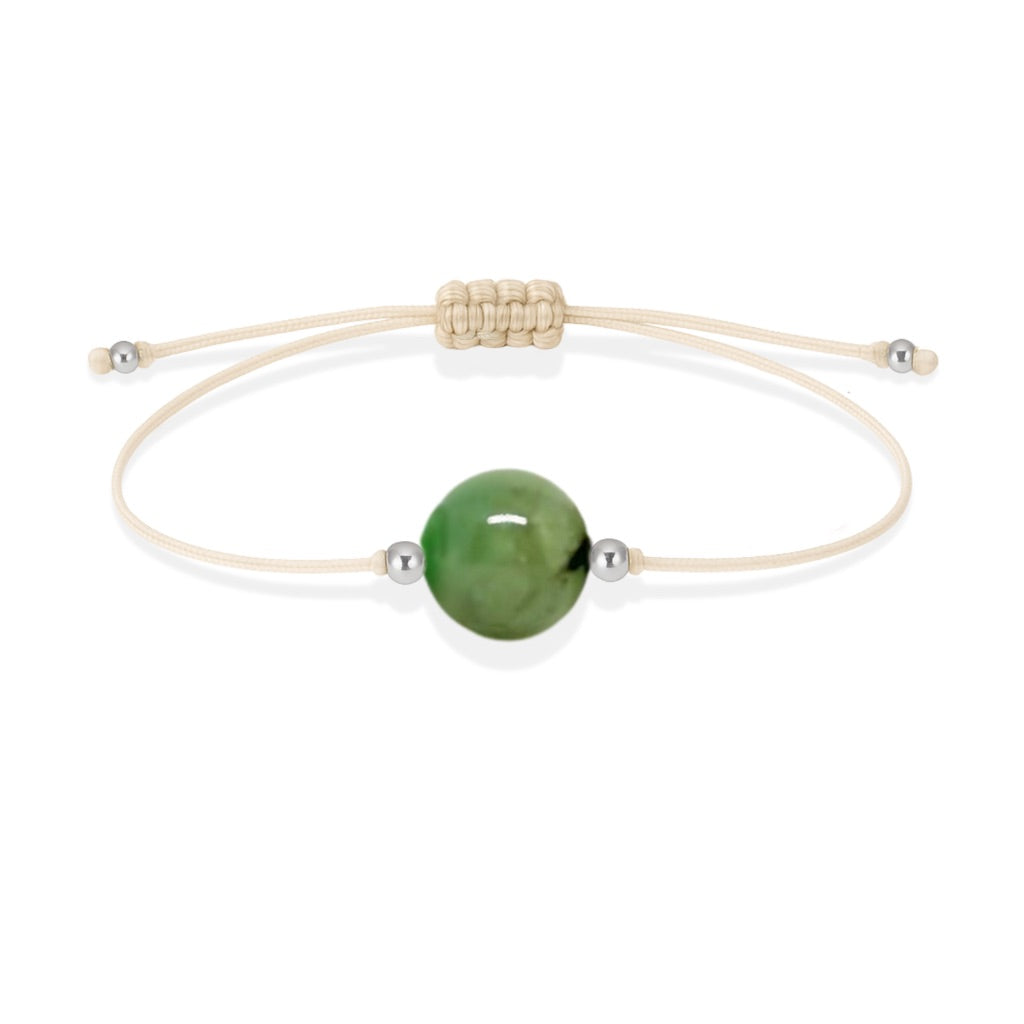 Pulsera de esmeralda natural con hilo color hueso y balines en plata 925.