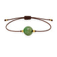 Pulsera de esmeralda natural con hilo marrón y balines en oro de 18 quilates.