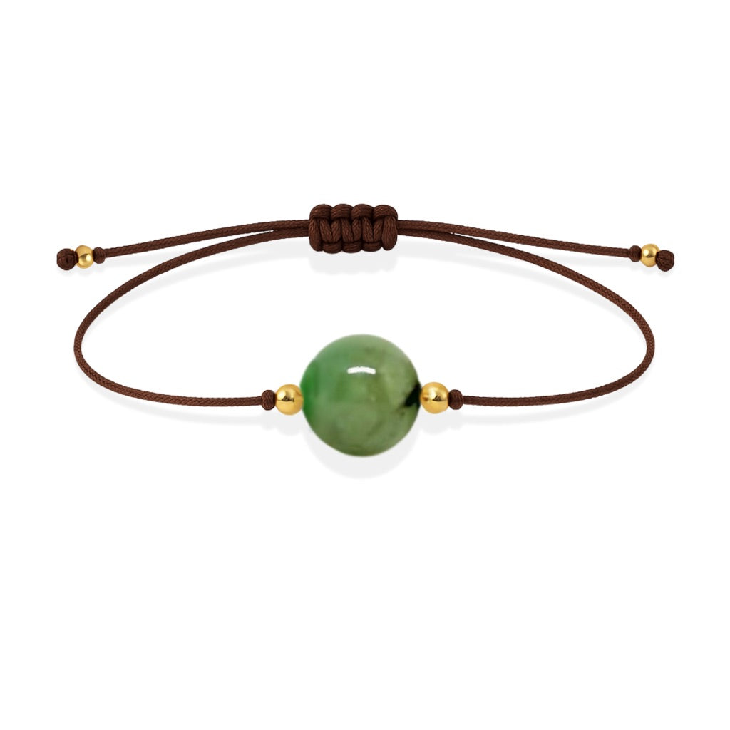 Pulsera de esmeralda natural con hilo marrón y balines en oro de 18 quilates.