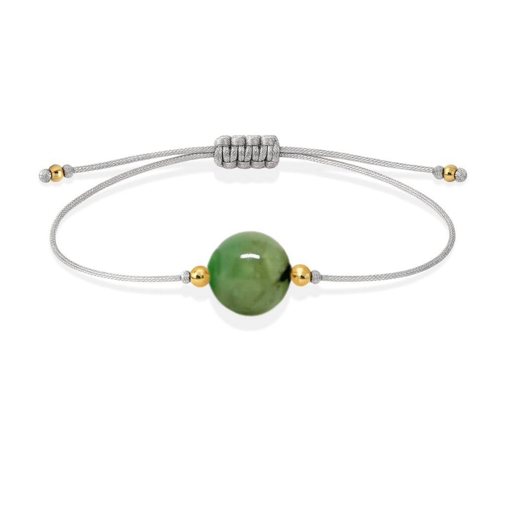 Pulsera de esmeralda natural con hilo plateado y balines en oro de 18 quilates.