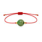 Pulsera de esmeralda natural con hilo rojo y balines en oro de 18 quilates.