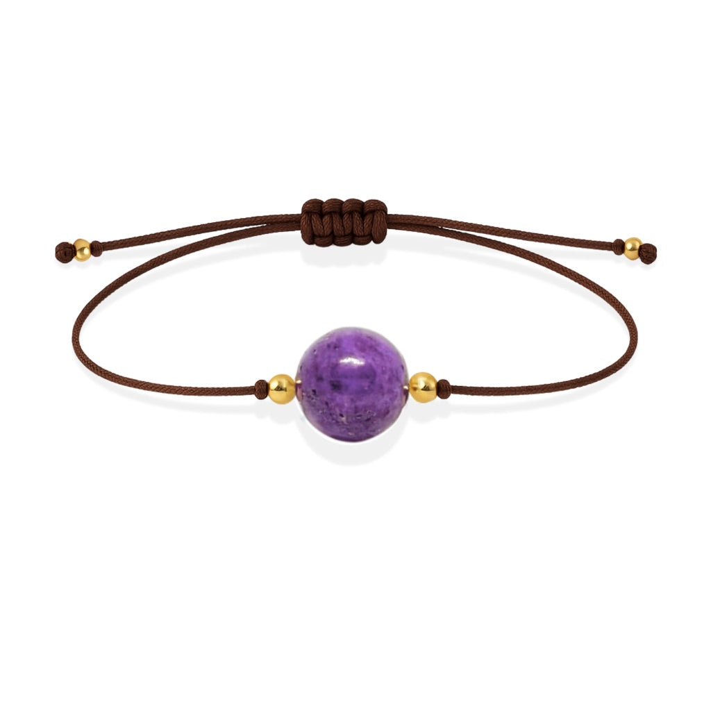 Pulsera de fosfosiderita natural con hilo marrón y balines en oro de 18 quilates.