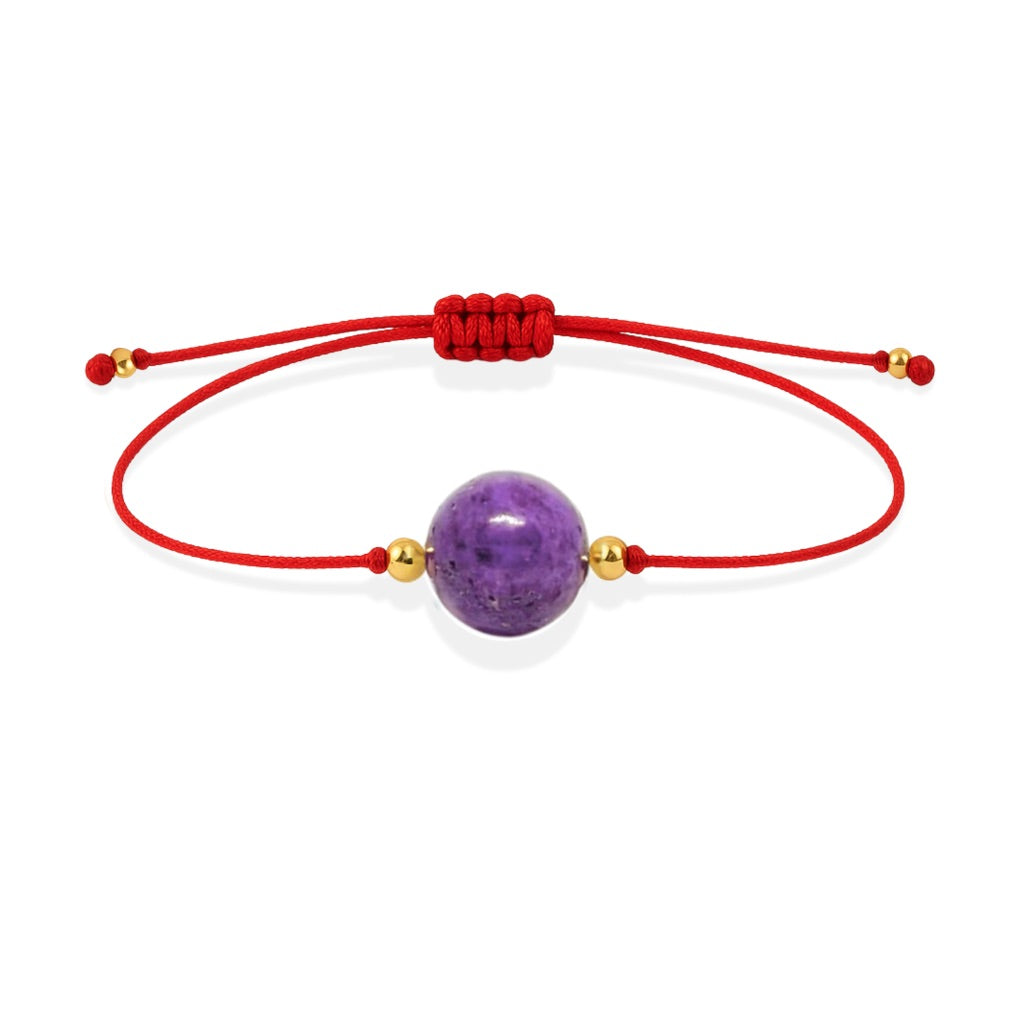 Pulsera de fosfosiderita natural con hilo rojo y balines en oro de 18 quilates.