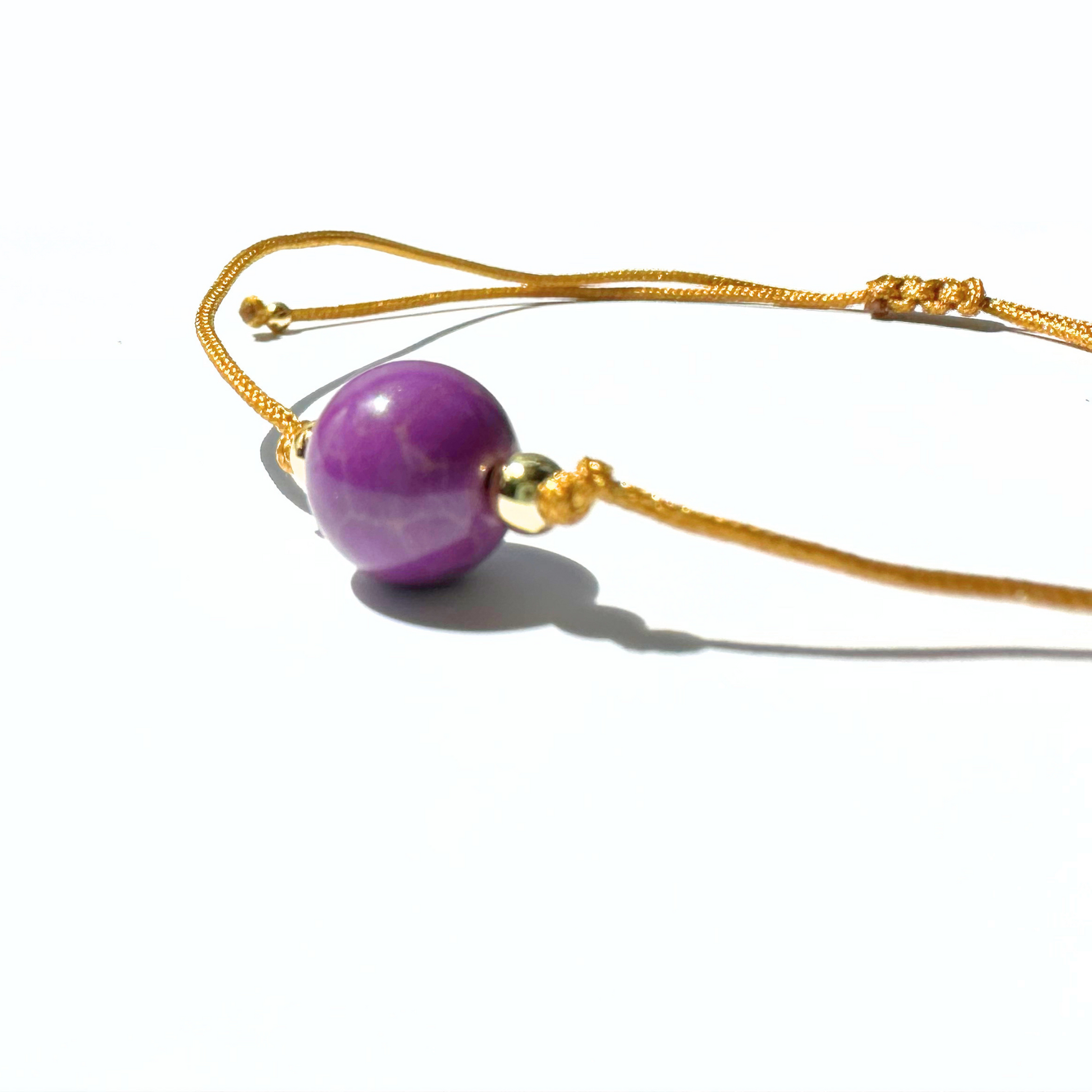 Vista lateral de la pulsera de fosfosiderita – joya elegante y equilibrante