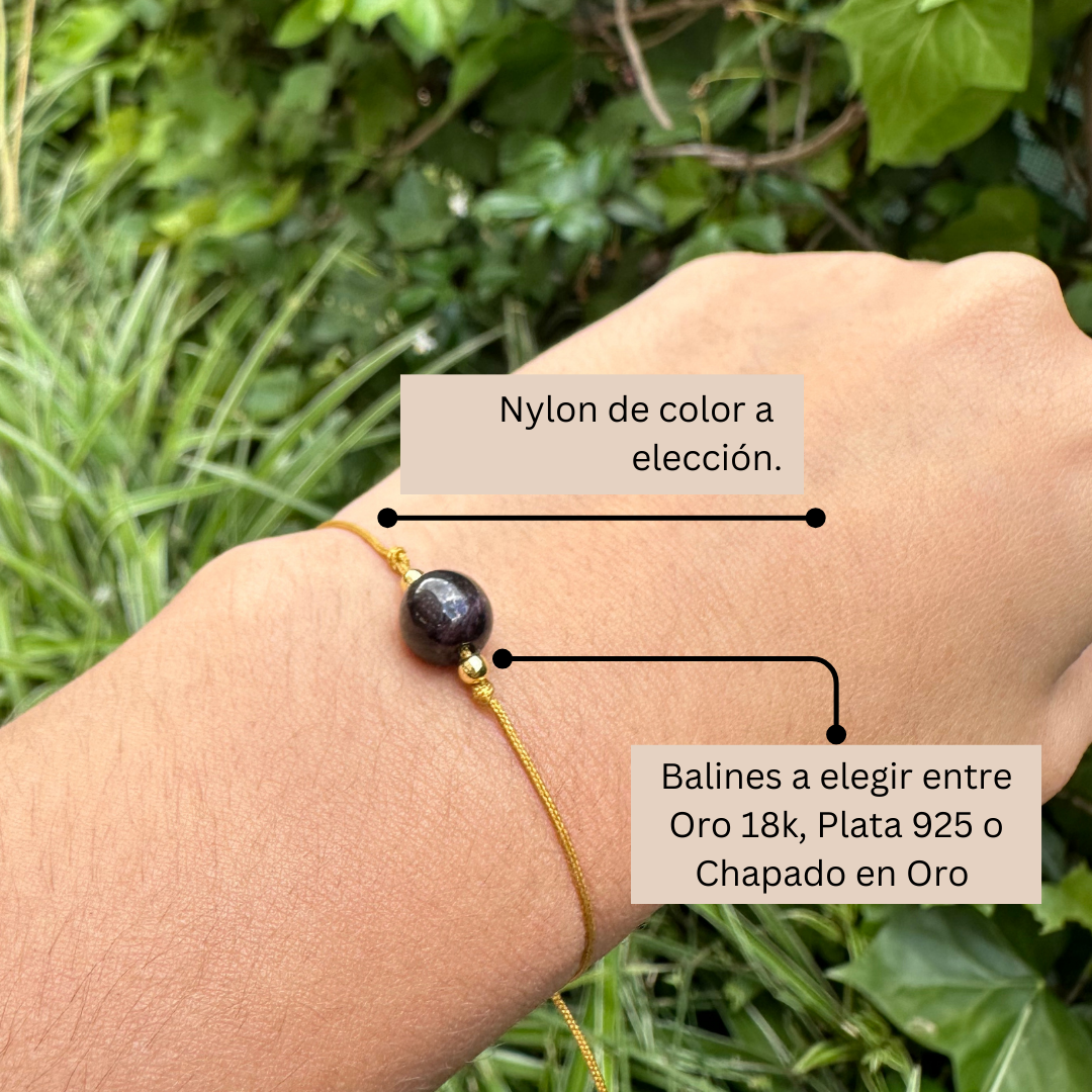 Pulsera de granate en la muñeca – representa pasión, energía y autenticidad