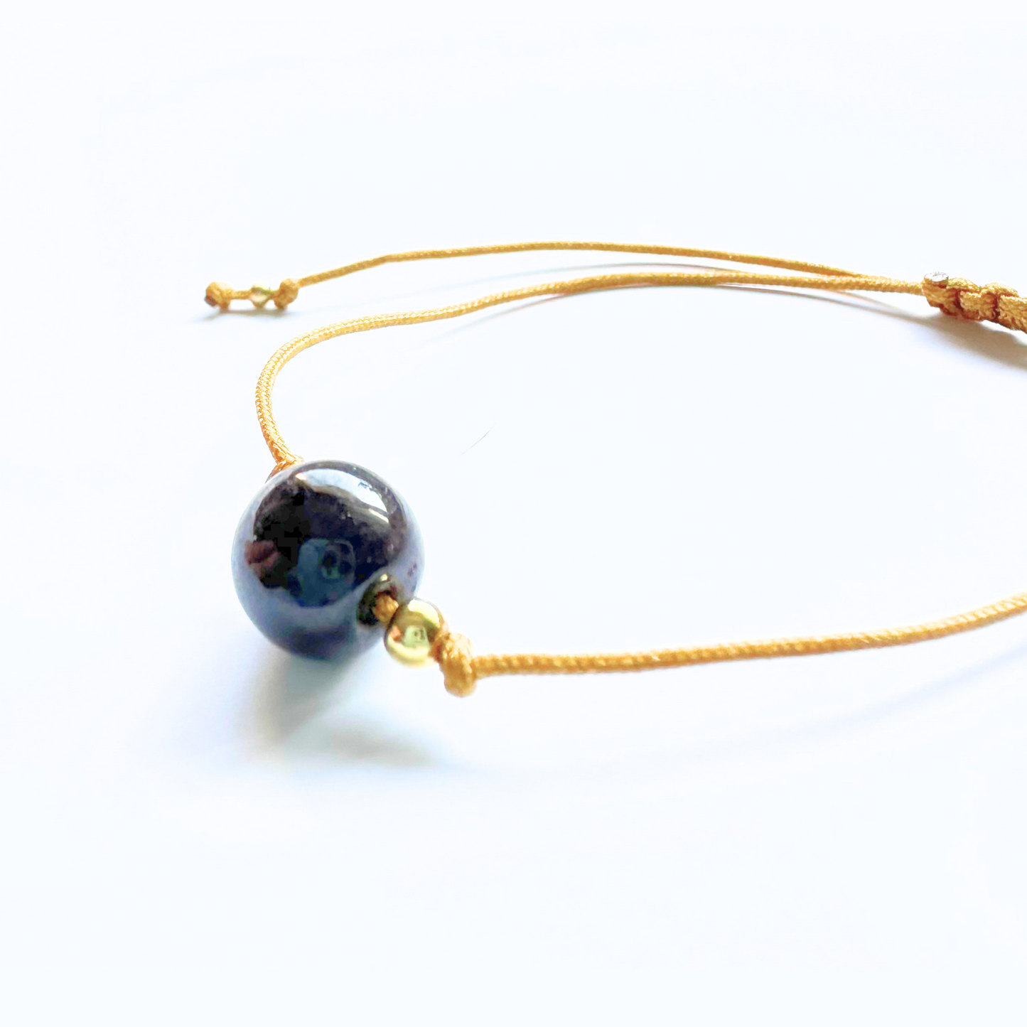 Vista lateral de la pulsera de granate – joya artesanal con fuerza y carácter