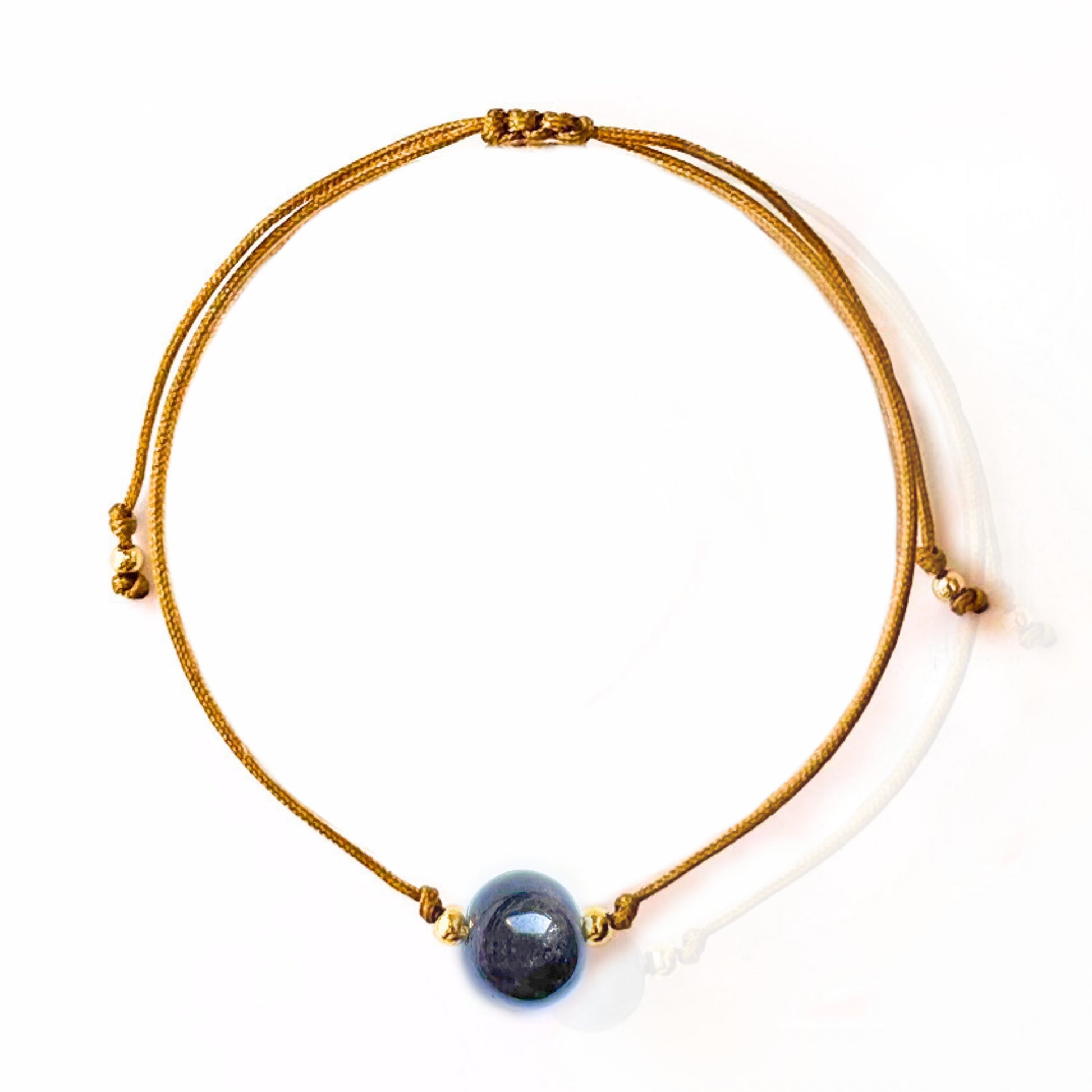 Vista superior de la pulsera de granate – diseño elegante y vibrante