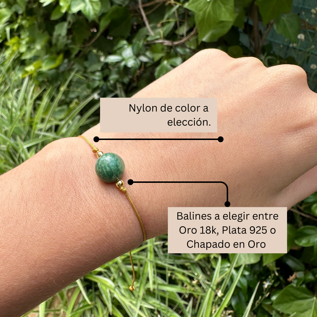 Pulsera de Jade Africano en la muñeca – lujo discreto y natural
