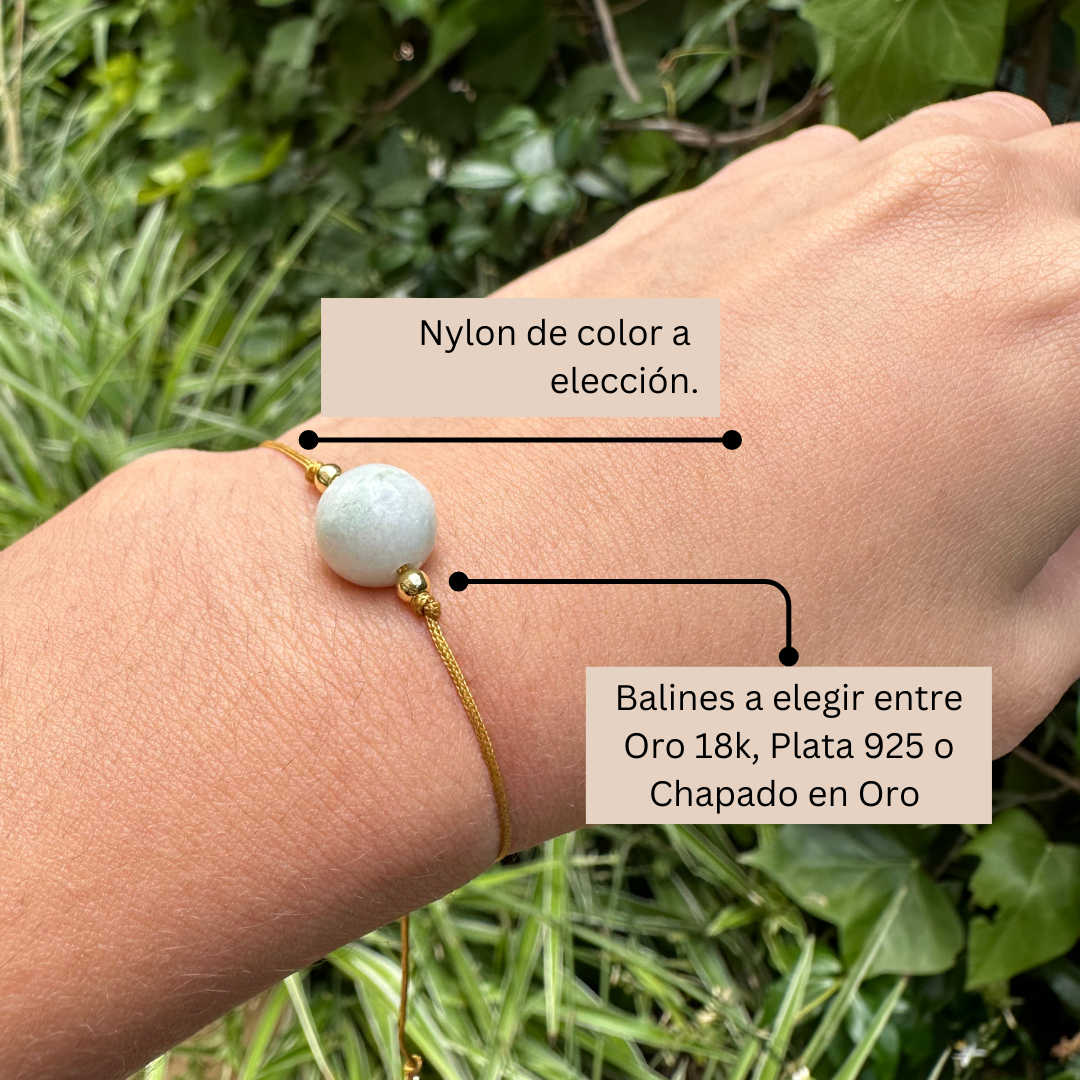 Pulsera de Jade Maotiano en la muñeca – elegancia y suavidad