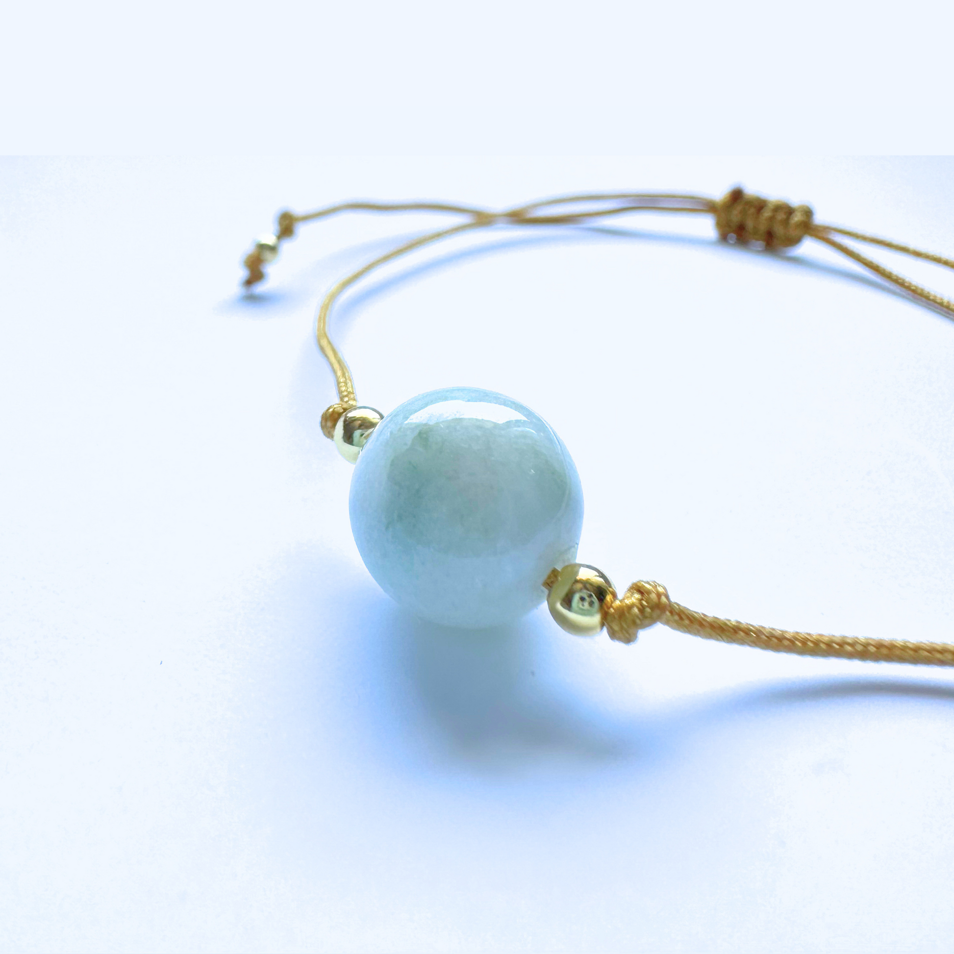 Vista lateral de la pulsera de Jade Maotiano – hecha a mano y ajustable