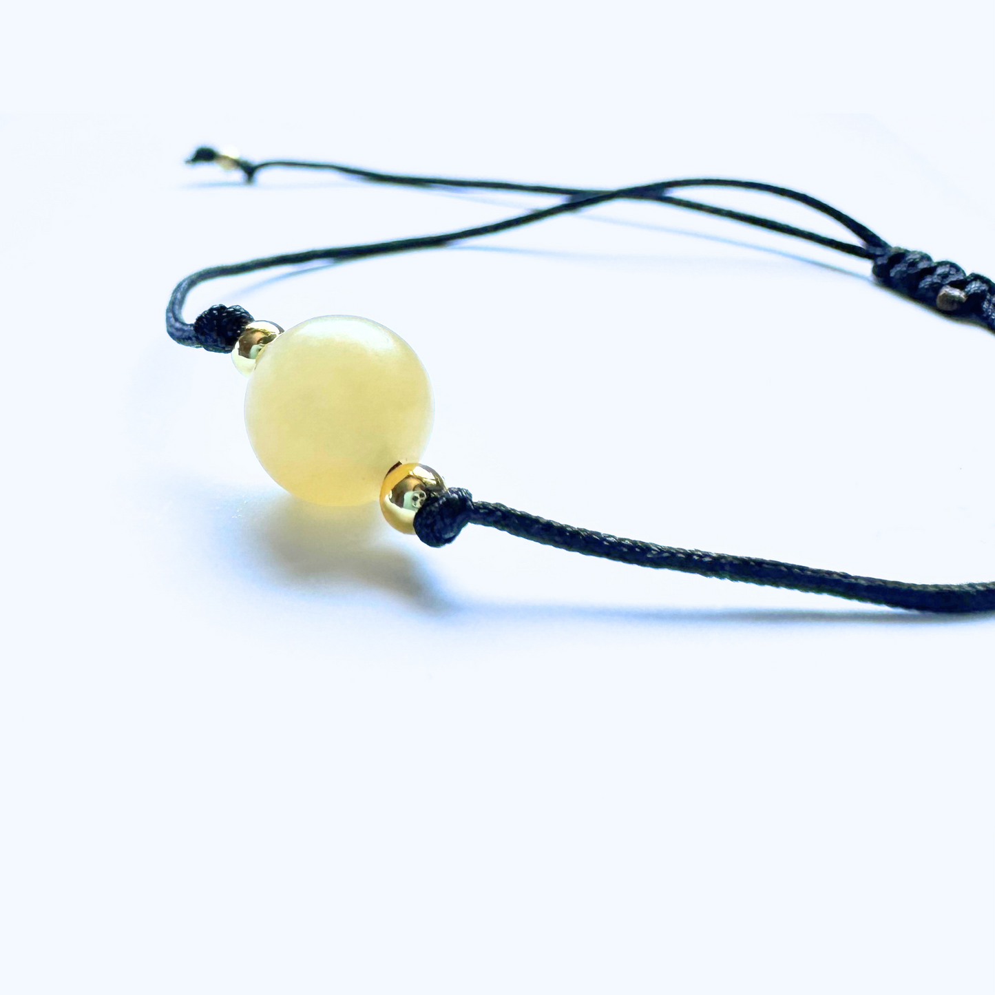 Vista lateral de la pulsera de Jade Miel – joya hecha a mano con piedra natural