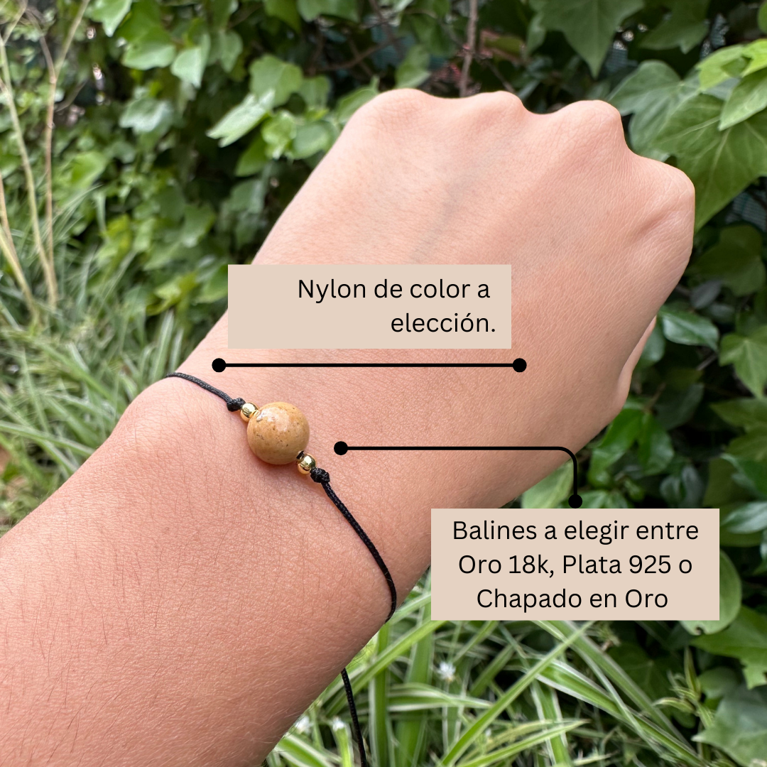 Pulsera de jaspe amarillo en la muñeca – elegante y moderna
