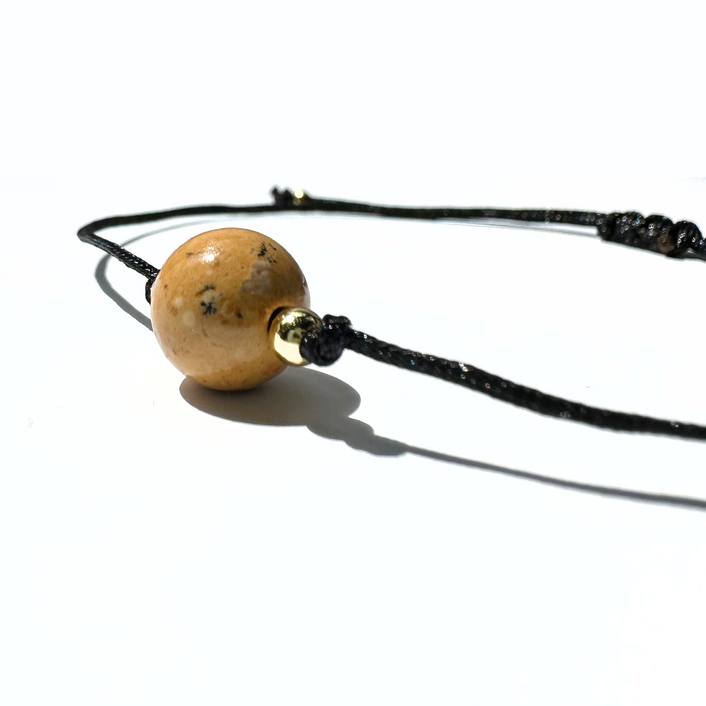 Vista lateral de la pulsera de jaspe amarillo – piedra natural para energía positiva y persistencia