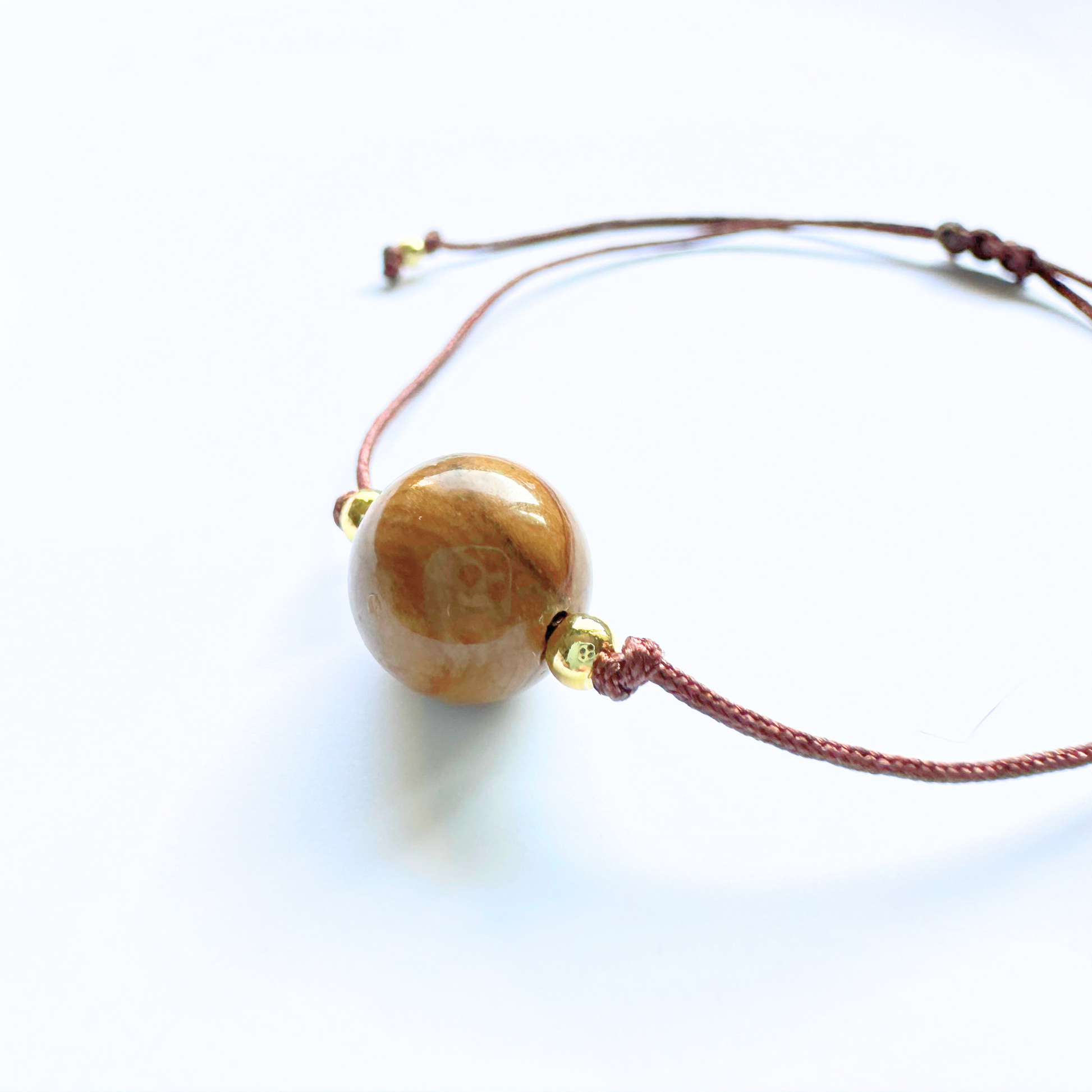 Vista lateral de la pulsera de Jaspe Paisina – gema única y tono terroso