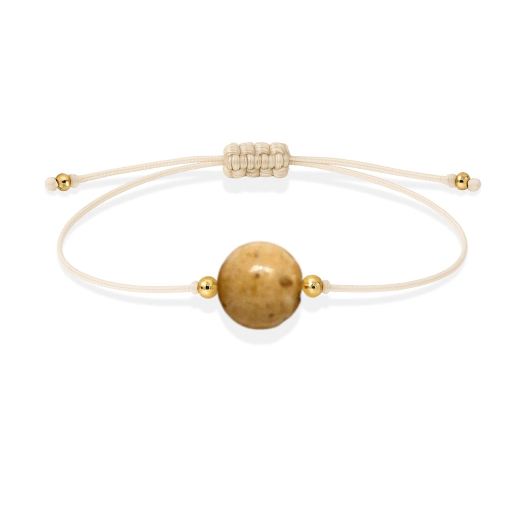 Pulsera de jaspe paisino natural con hilo color hueso y balines en oro de 18 quilates.