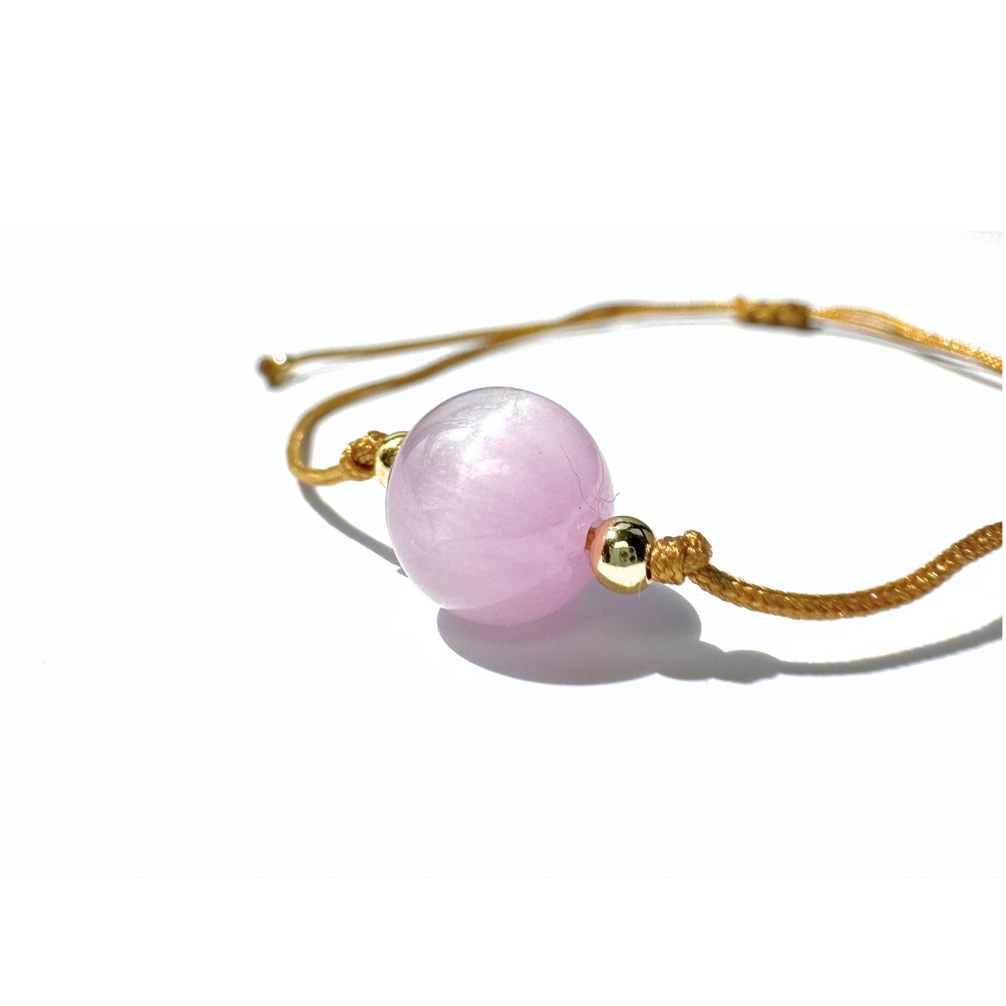 Vista lateral de la pulsera de kunzita – piedra natural para energía positiva