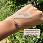Pulsera de labradorita en la muñeca – iridiscencia natural única