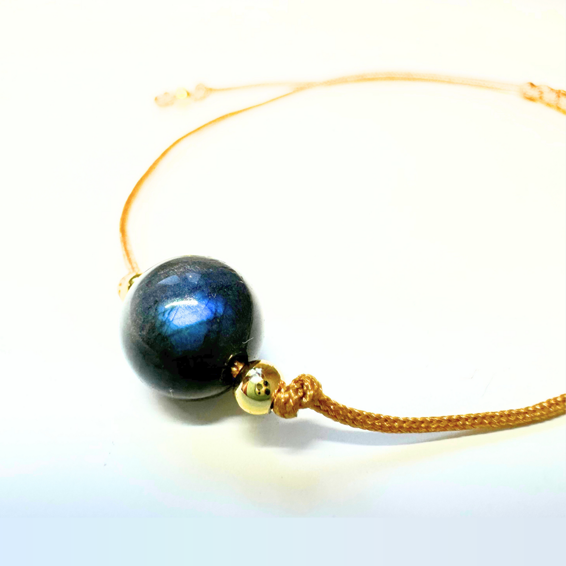 Vista lateral de la pulsera de labradorita – diseño hecho a mano con intención