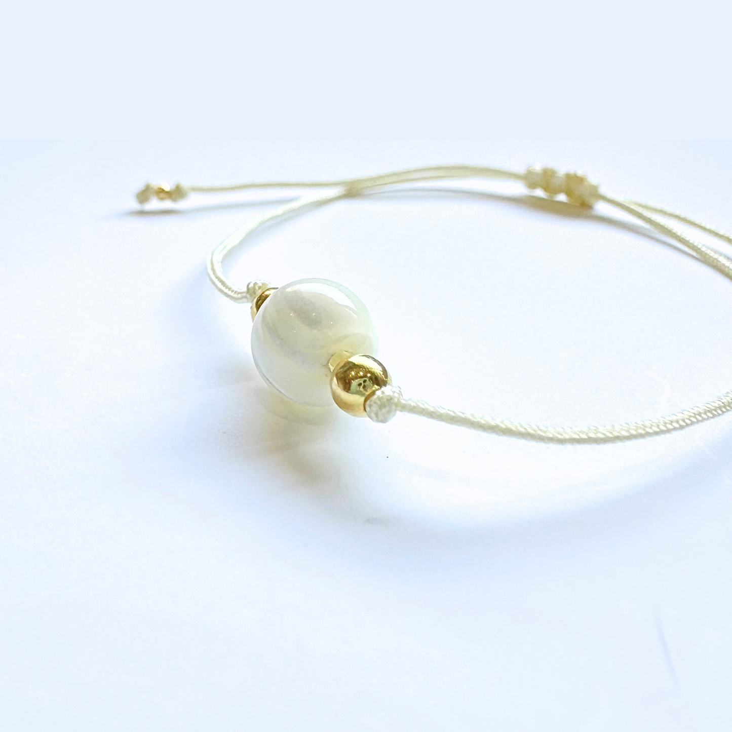 Vista lateral de la pulsera de perla – detalle artesanal y elegancia pura