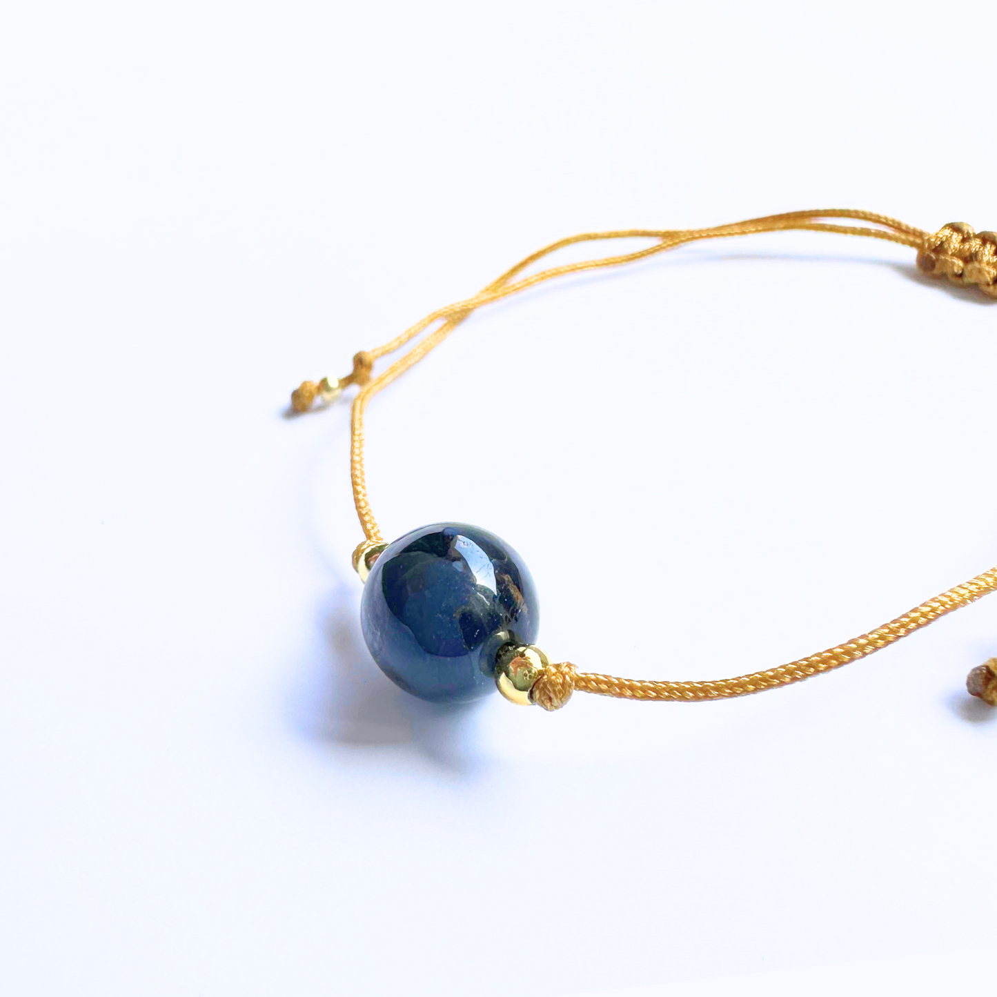 Vista lateral de la pulsera de pietersita – gema natural con vetas intensas