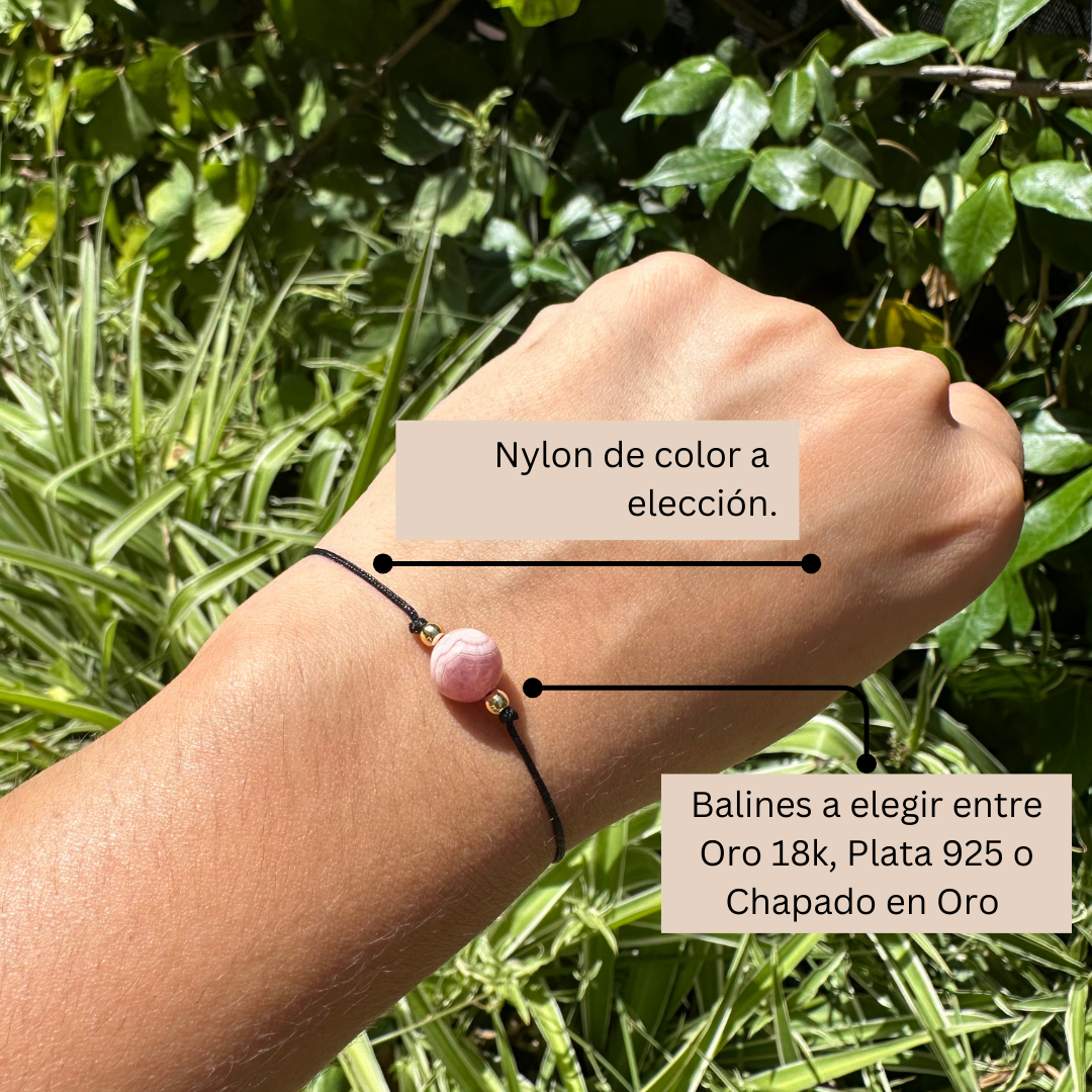 Pulsera de rodocrosita en muñeca – piedra de amistad, perdón y energía emocional equilibrada