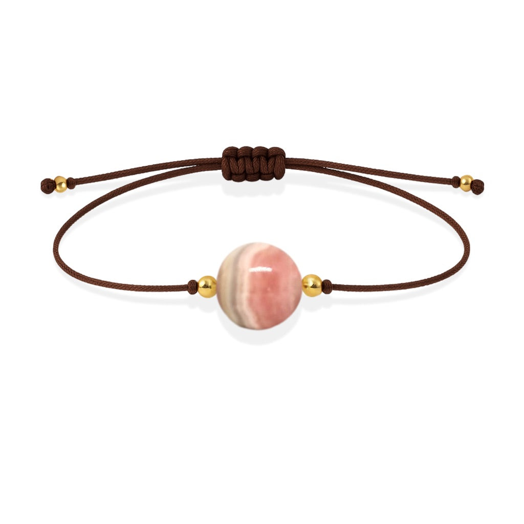 Pulsera de rodocrosita natural con hilo marrón y balines en oro de 18 quilates.