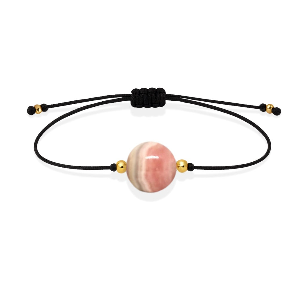 Pulsera de rodocrosita natural con hilo negro y balines en oro de 18 quilates.