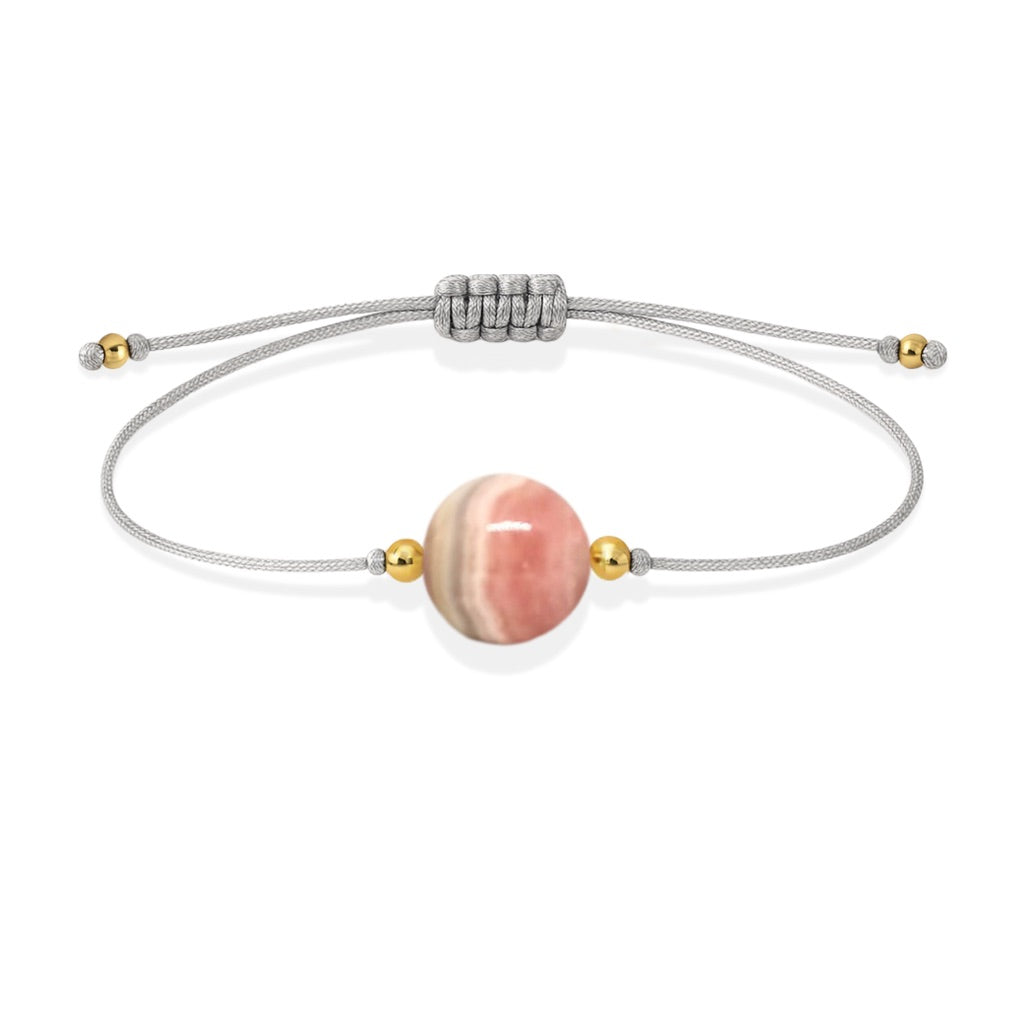 Pulsera de rodocrosita natural con hilo plateado y balines en oro de 18 quilates.