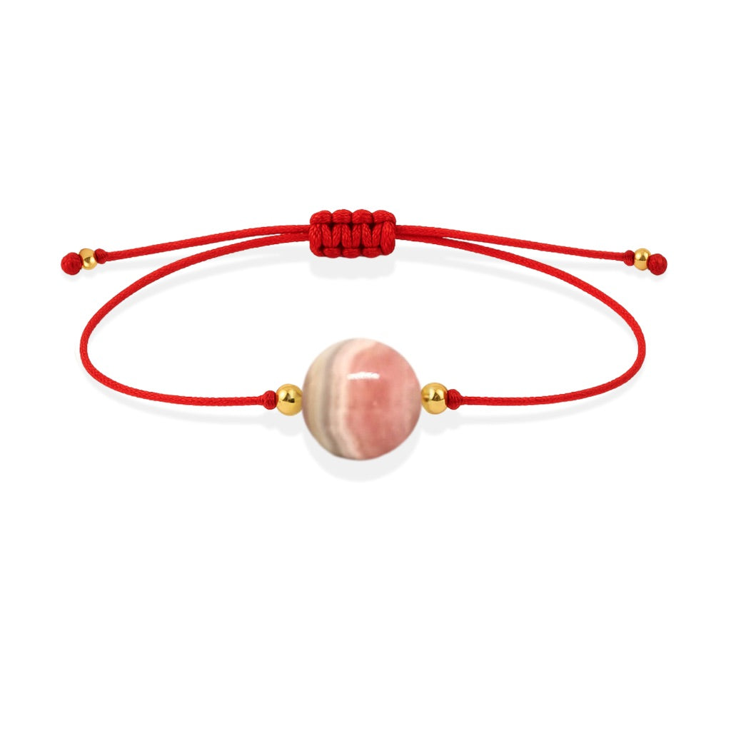 Pulsera de rodocrosita natural con hilo rojo y balines en oro de 18 quilates.