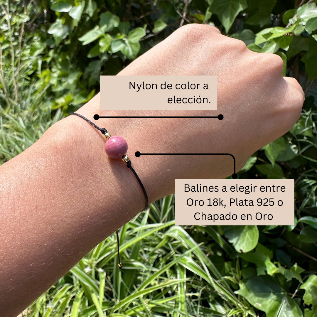 Pulsera de rodonita en muñeca – joya de equilibrio emocional y belleza natural
